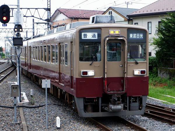 下今市駅に入ってくる東武日光行き普通列車（6000系リバイバル塗装）