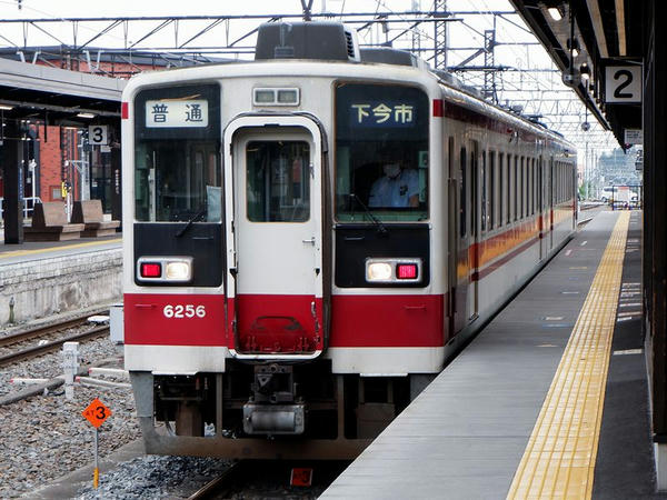 下今市駅に入ってくる会津田島行き普通列車