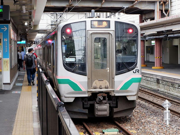 新白河駅に停車中の福島行き普通列車