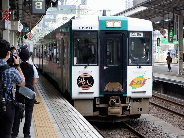 仙台駅に入ってくる新庄行き臨時快速湯けむり号