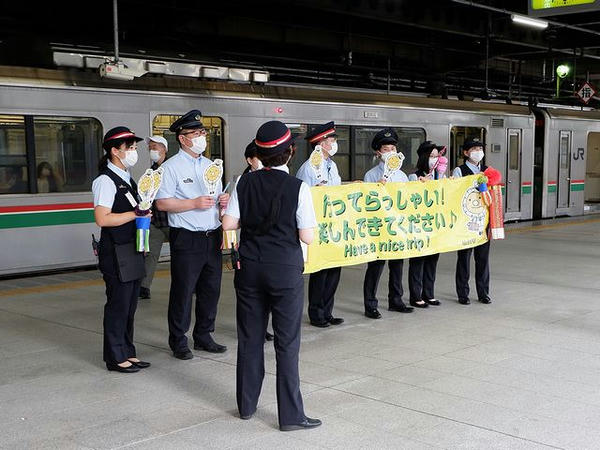 お見送りをする駅員さん達
