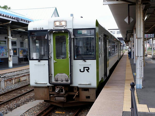 石巻駅に停車中の女川行き普通列車