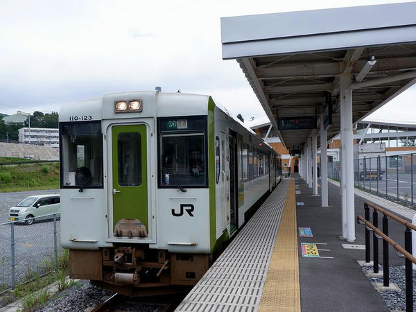 女川駅に停車中の小牛田行き普通列車