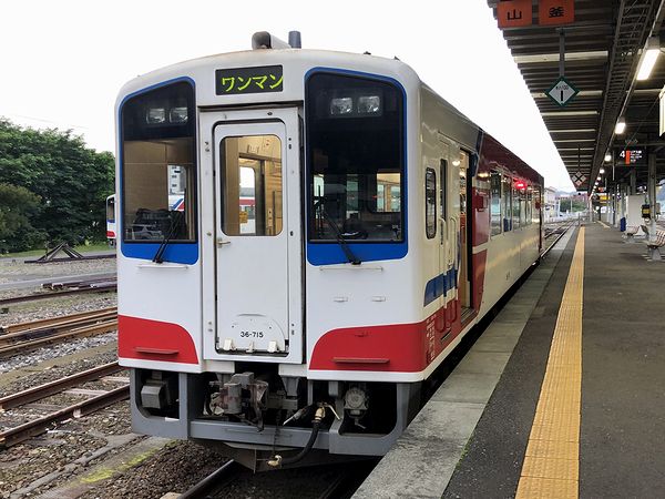 釜石駅に停車中の久慈行き普通列車