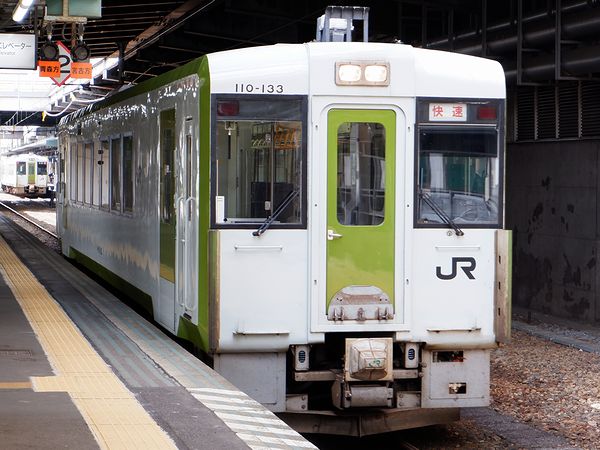 盛岡駅に入ってくる宮古行き快速リアス