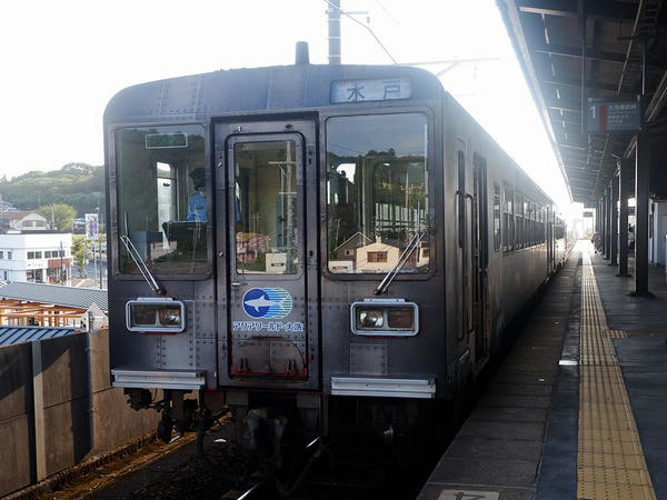 鹿島神宮駅に停車中の水戸行き普通列車