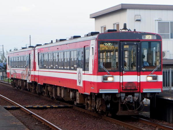 大洗駅に入ってくる新鉾田行き普通列車