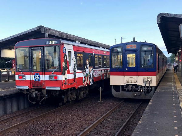 大洗駅に停車中の水戸行き普通列車（右側）