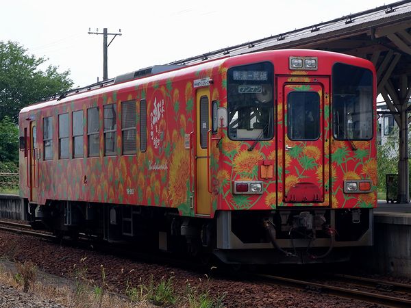 長井駅に停車中の赤湯行き普通列車