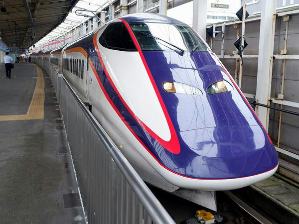福島駅に停車中の新庄行きつばさ123号
