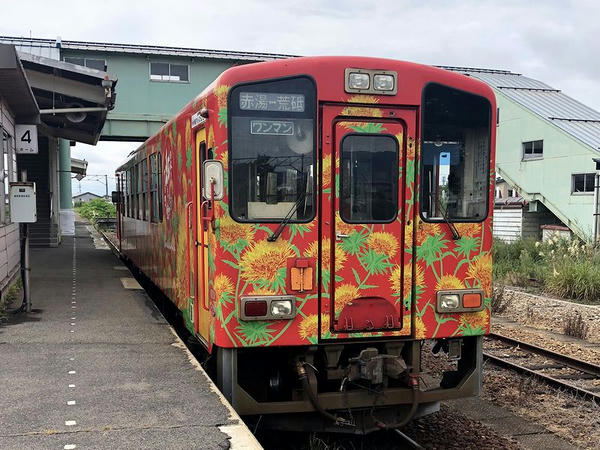 赤湯駅に停車中の荒砥行き普通列車
