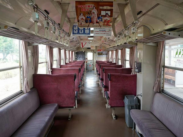 YR-883（YR-880形）の車内