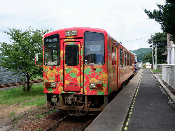 荒砥駅に停車中の赤湯行き普通列車