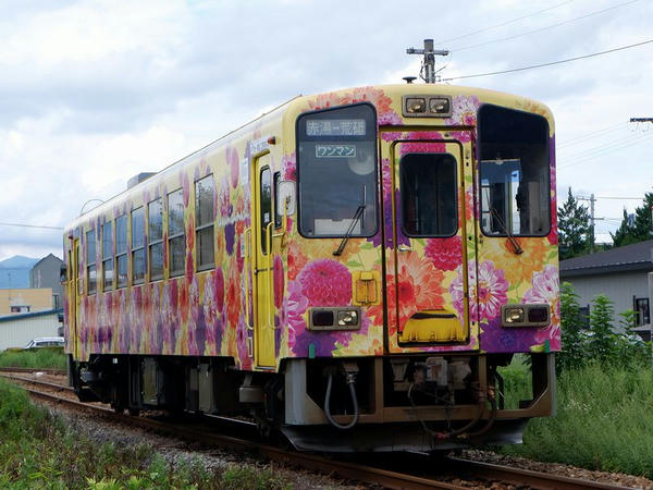 長井駅を発車する荒砥行き普通列車