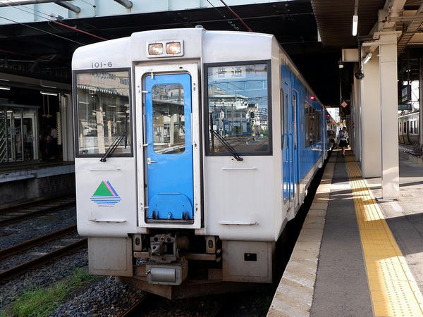 山形駅に停車中の左沢行き普通列車