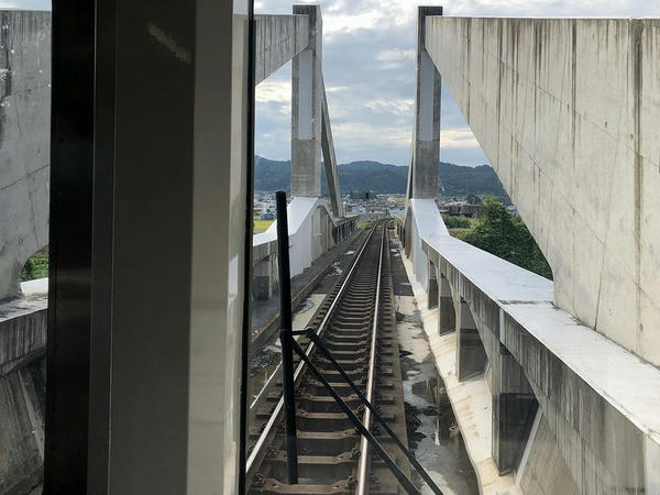 東金井駅－羽前山辺駅間（須川橋梁斜版橋部分）