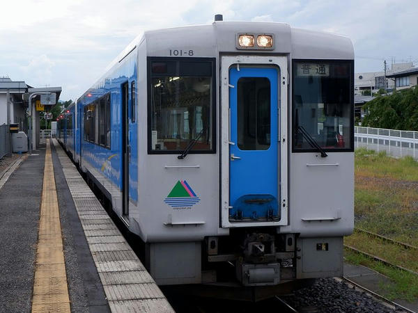左沢駅に停車中の山形行き普通列車
