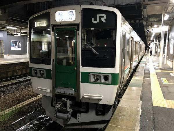 米沢駅に停車中の福島行き普通列車