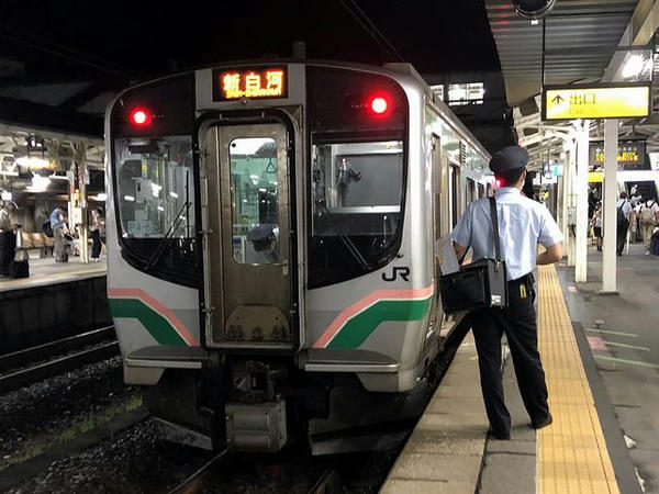 福島行きに停車中の新白河行き普通列車