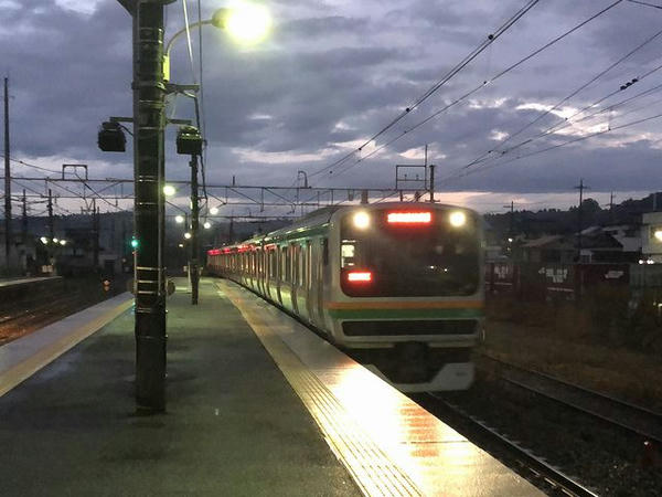 某駅に入ってくる小田原行き普通列車