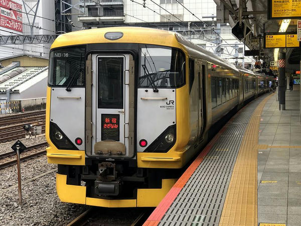 新宿駅に停車中の特急新宿さざなみ3号（最後尾）