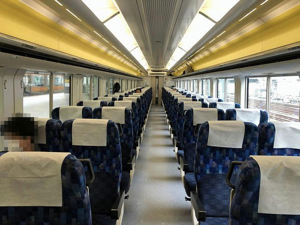 モハE256-516の車内