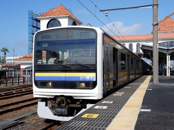 館山駅に停車中の安房鴨川行き普通列車