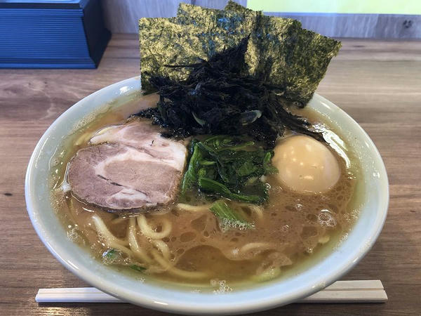 横濱ラーメン 並 720円 ＋ 岩海苔 120円 ＋ 味付半熟玉子 100円