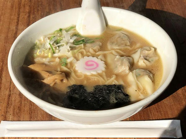 ワンタン麺 900円