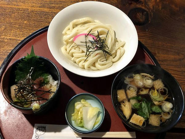 本日のおすすめセットメニュー（とり肉のつけ汁うどん＋ミニまぐろ丼） 880円