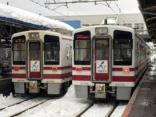 直江津駅で並ぶえちごトキめき鉄道の列車