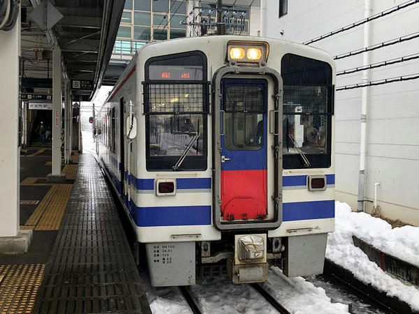 六日町駅に停車中の犀潟行き普通列車