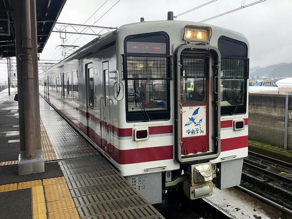 十日町駅に入ってくる直江津行き快速列車