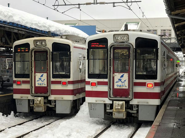 直江津駅に停車中の越後湯沢行き超快速ノーラビット号