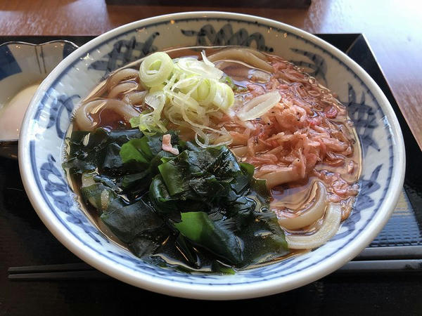 海老だしうどん（並） 580円（税別）と 温泉卵 110円（税別）