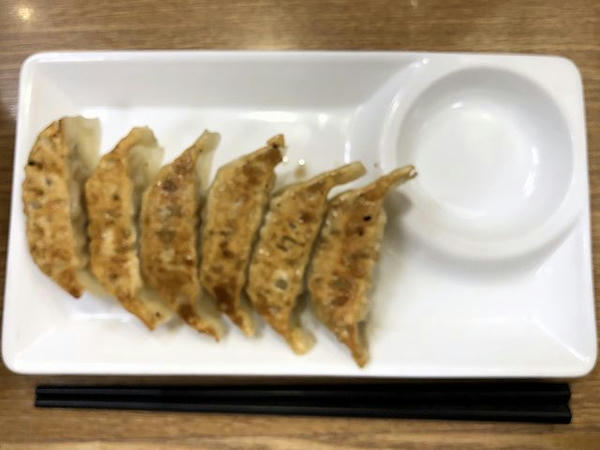生ビール餃子セット 847円 の 8番餃子 ※ピンボケ申し訳ない