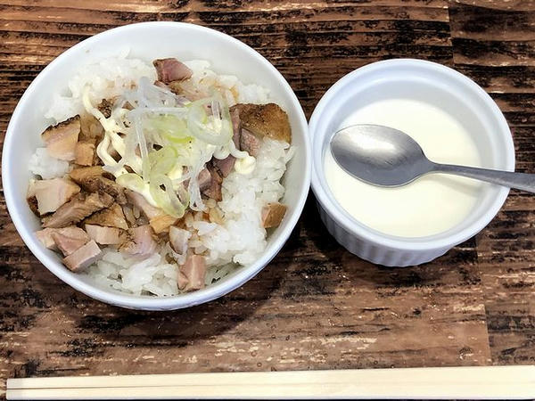 中華そば＋ミニチャーシュー丼セット 1000円 のミニチャーシュー丼と杏仁豆腐