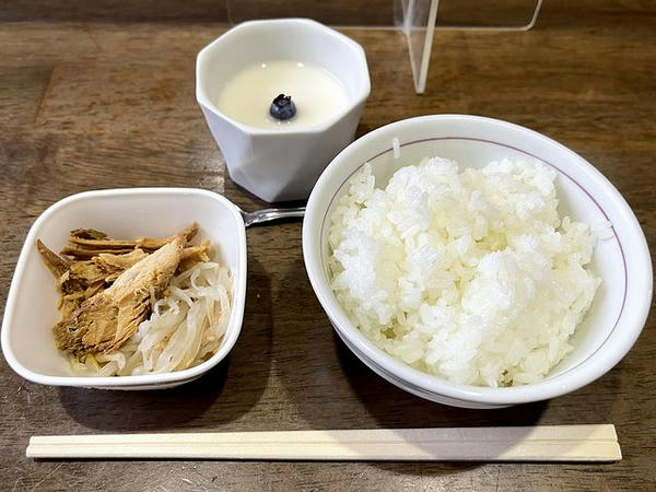 サービスのライスと小鉢、杏仁豆腐