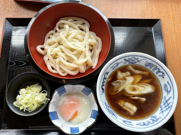 肉汁つけうどん（並） 640円 と 温泉卵 110円