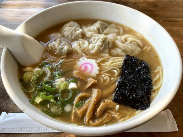 ワンタン麺 900円