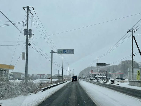 雪の国道4号