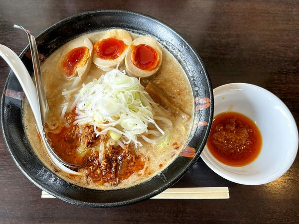 辛味噌ラーメン（別皿・中辛） 890円 ＋ 味玉 ガチャガチャ4等で100円