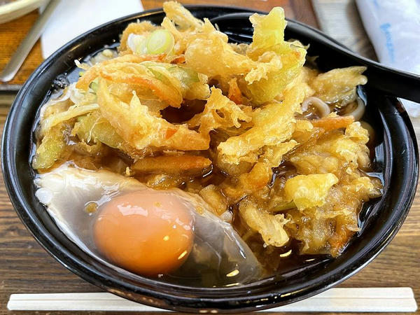 天ぷらうどん（氏家うどん） 650円 ＋ 生玉子入 50円