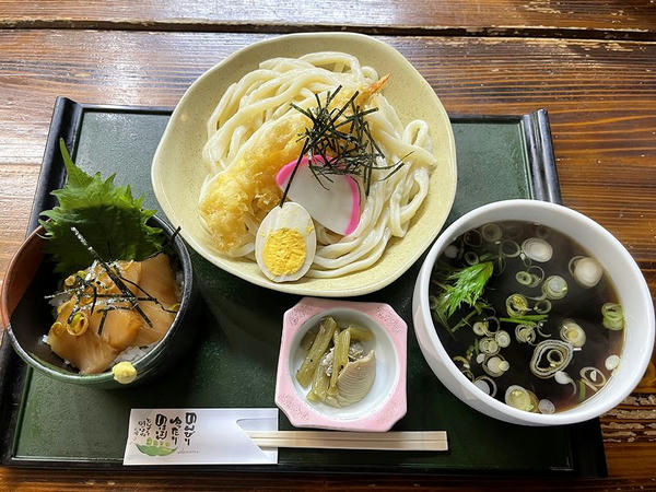 本日のおすすめセット（えび天入りわかめうどん（つけ汁）＋ミニまぐろ丼）うどん大盛り 1,000円