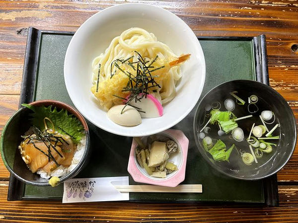 本日のおすすめセット（えび天入りわかめうどん（つけ汁）＋ミニまぐろ丼） 900円