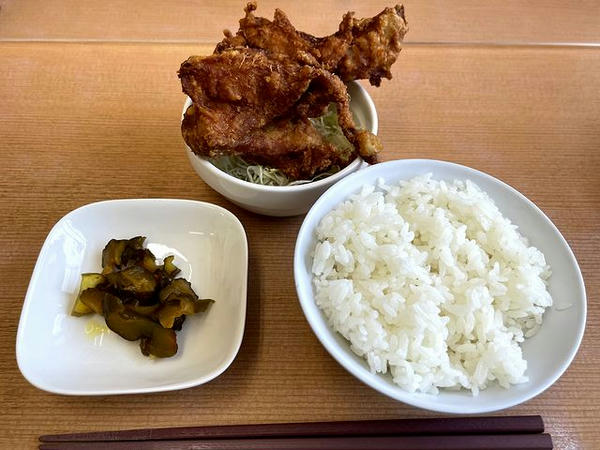 鶏唐揚げ定食 1,110円 の唐揚げ・ライス・お新香