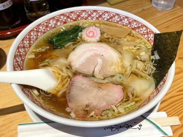 醤油ワンタン麺 930円