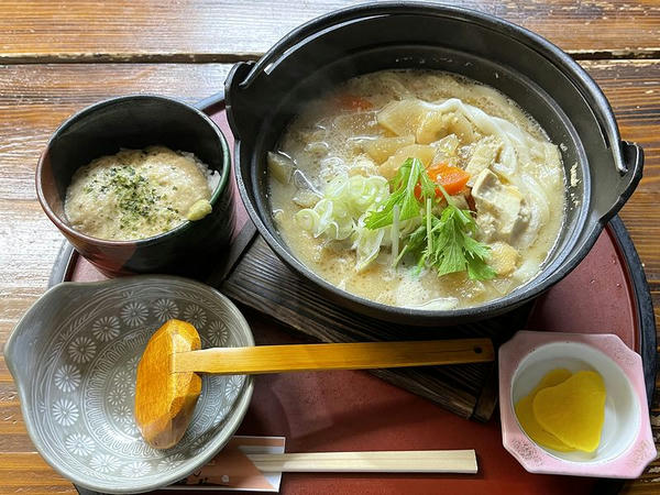 けんちんうどんとミニとろろめしのセット（うどん大盛り） 1,100円