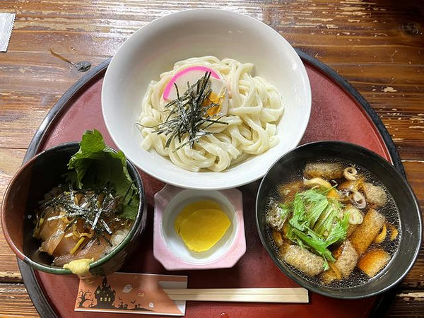 本日のおすすめセット（とり肉とまいたけのつけ汁うどん＋ミニまぐろ丼） 1,000円）