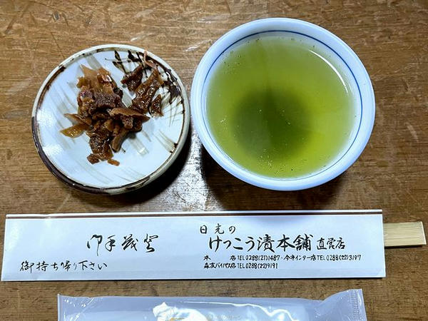 サービスのけっこう漬けとお茶